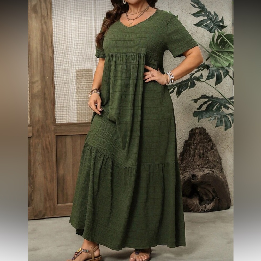 Plus size textured V neck maxi dress - Picture 5 of 6